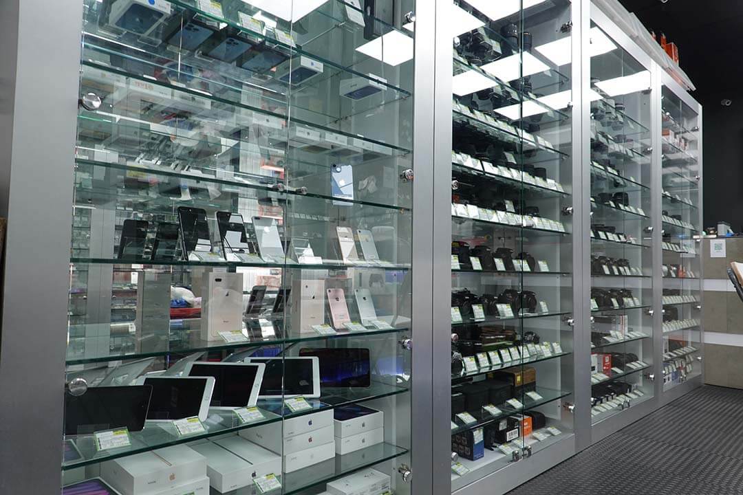 青蘋果3C店內展示櫃｜二手名錶與3C產品透明陳列